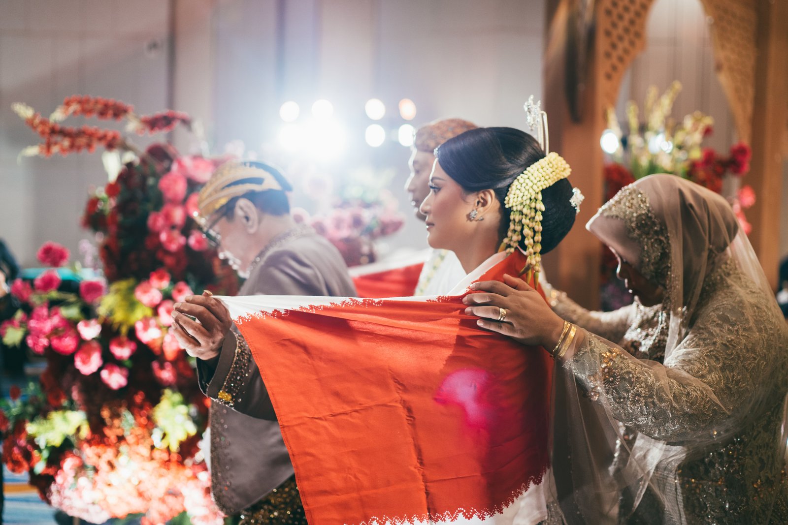 Bridging the Generational Gap: How to Balance Candid Aesthetics with Mandatory Adat Stage Photos